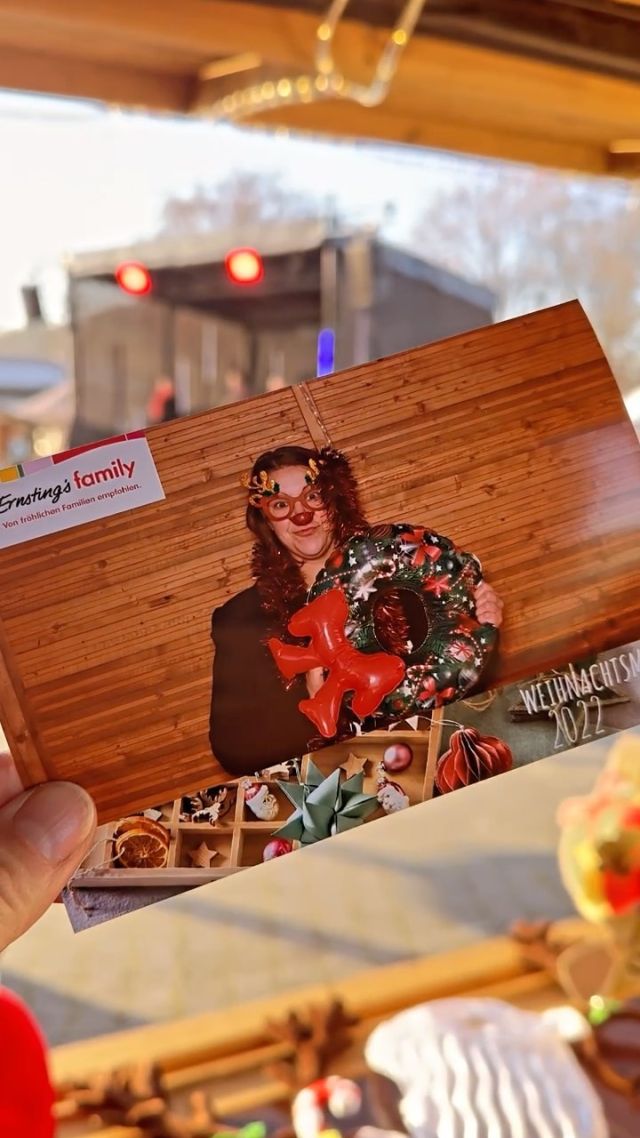 Weihnachtsfeier bei ERNSTINGS Family! Wie stehen in einer typischen Holzhütte, direkt bei der Livemusik. 🫶🏽🎁🌟🤶🏼🎅🏼♥️