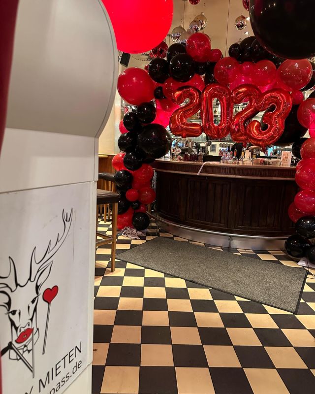 Café & Bar CELONA feiert Silvester! Wir feiern mit. Ein großer Ballonbogen am Eingang sorgt für richtig viel GLAM bei der Party. Hunderte Ballons und Kugeln hängen von der Decke und bringen so den Flair ins CELONA. Wow, wie cool! Den Ballonbogen nutzen wir als Hintergrund. Die Fotobox steht am Eingang und lädt direkt zum ersten Gruppenbild am Eingang ein. #happynewyear #celona #cafebarcelona #cafebarcelonapaderborn #celonasilvester