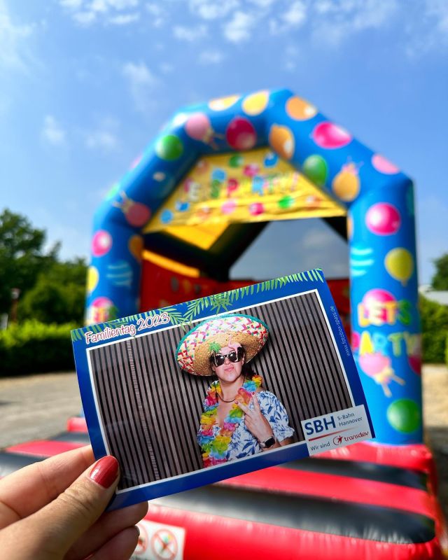 Buntes Treiben beim Familienfest der S-Bahn Hannover! Hüpfburg, Hau den Lukas, Fotobox, … Spaßfaktor garantiert! @sbahn.hannover #familienfest #fotoboxspass #hüpfburg #sommerfest #photobooth  #firmenfeier