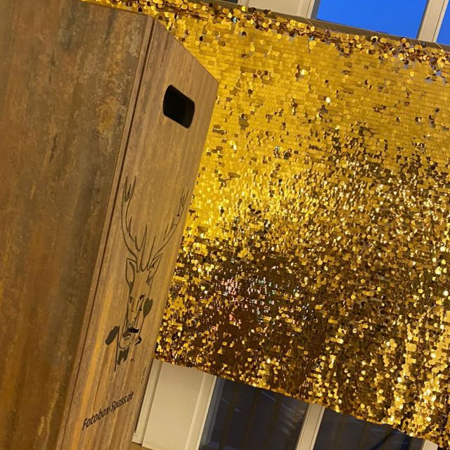 Party: Gold! Da passt unsere Fotobox in Rost-Optik mit dem goldenen Pailletten-Hintergrund super ins Partybild. Das Layout für die Ausdrucke hat unsere Grafikerin im Stil der Einladungskarte gestaltet. Corporate Party Design lieben wir! ♥️🎉 #photobooth #frankfurt #gold #glitzer #fotobox #fotoboxspass