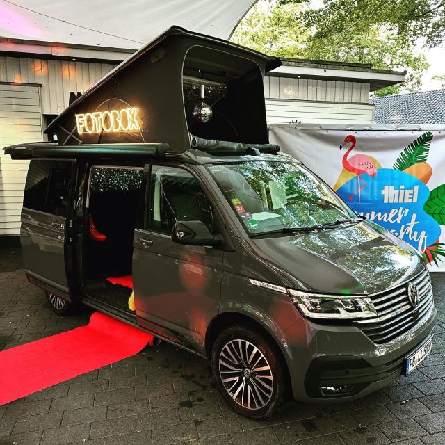 Der Fotobox-Van unterwegs! Beim Sommerfest von @diethielgruppe darf auch in diesem Jahr unser Bulli nicht fehlen. Mit einem großen Fotospiegel bestückt, werden im Innenraum die Bilder gemacht und auch direkt ausgedruckt. Ein voller Erfolg beim Sommerfest. 📸 ☀️ #fotobox #photobooth #mirrorbooth #sommerfest #maspernkompanie #schützenplatz