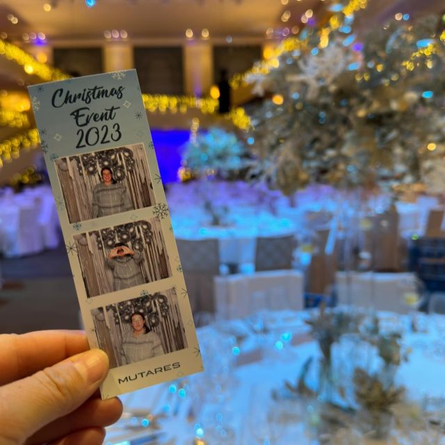 Weihnachtsfeier im bayrischen Hof in München. Klar, mit unserer Fotobox! Die passt optisch einfach zu jeder Feier! #fotoboxspass #photobooth #weihnachtsfeier #xmasparty